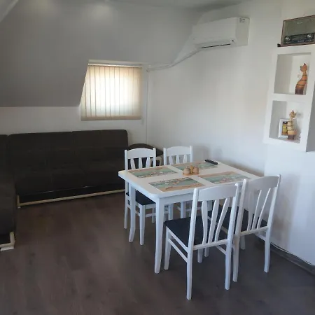 アパート Apartament Rosi ヴァルナ